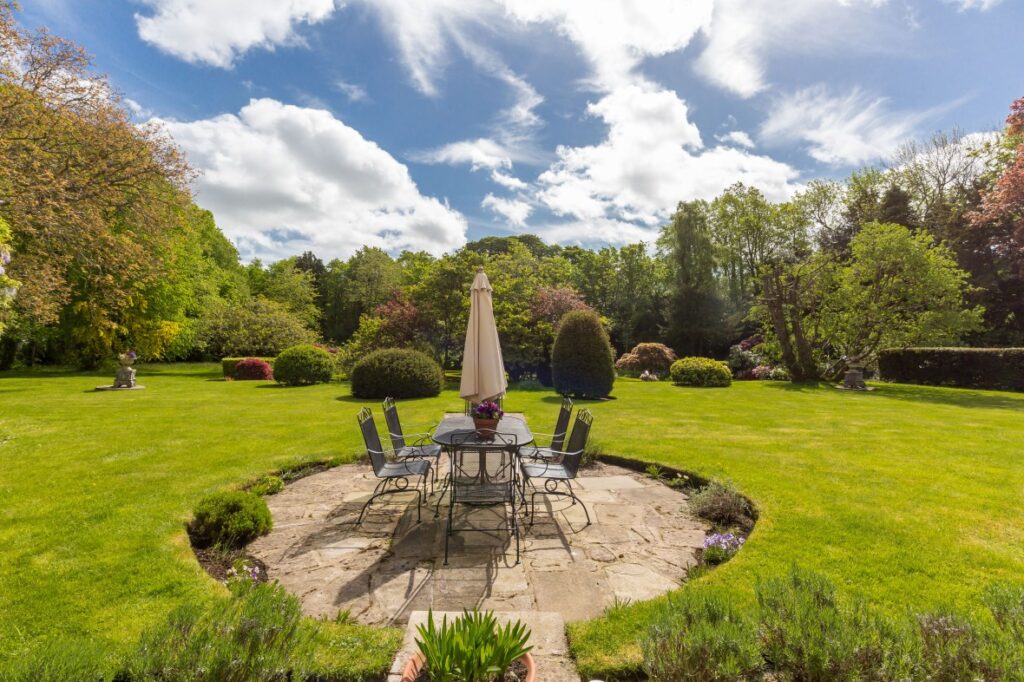 Image of garden table from Ellisons’ past prime and super prime properties projects in Scotland.